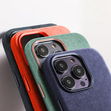 Carica l&#39;immagine nel visualizzatore di Gallery, Luxury Alcantara Phone Case with MagSafe ( Black )
